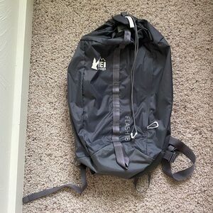 REI Co-op Flash 18 Pack- Gray